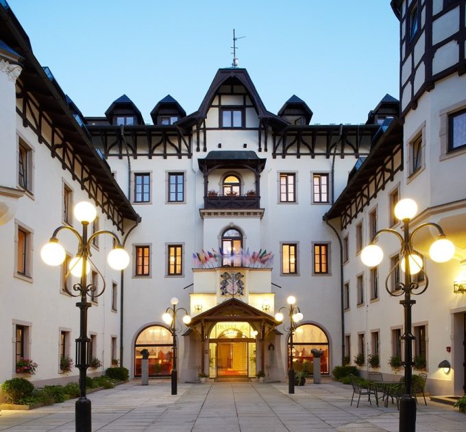 Monty Hotel