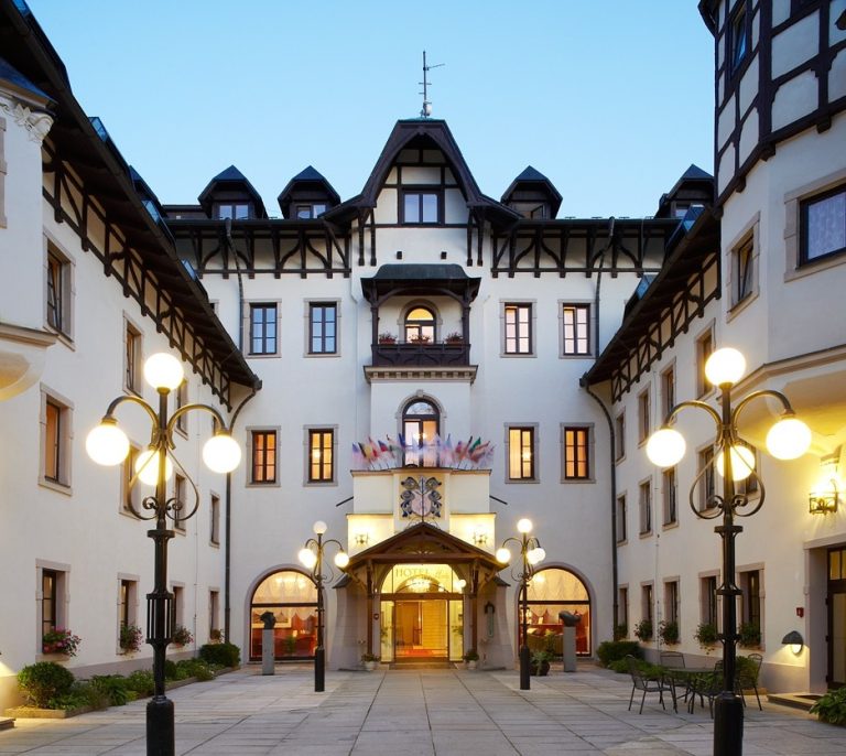 Monty Hotel