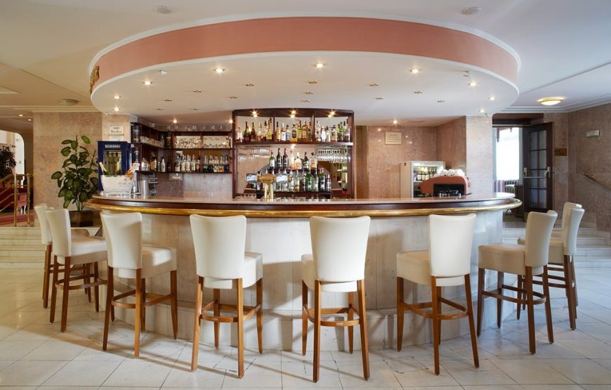 Monty Hotel