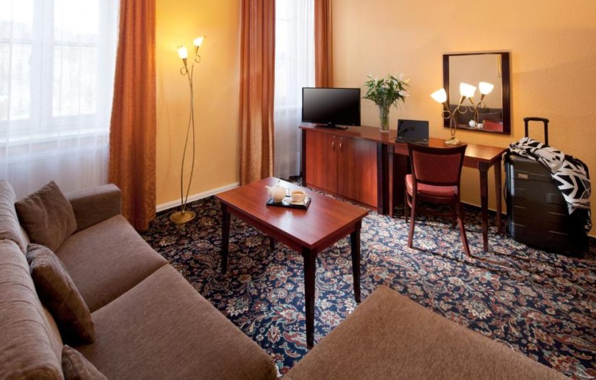 Monty Hotel
